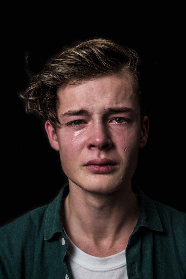 رجل يبكي صور حزينه و مؤلمه عن رجل يبكي عبارات
