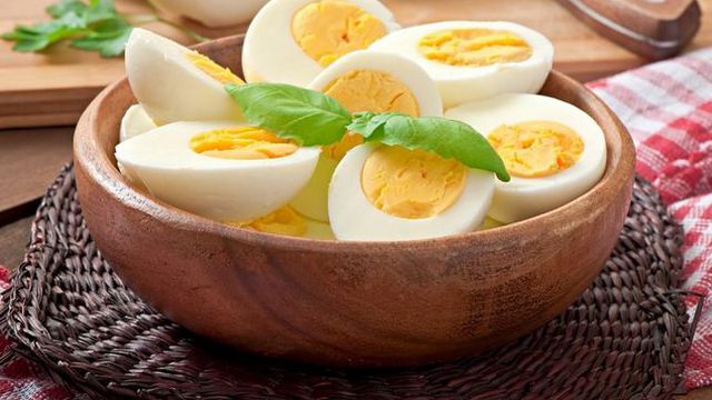 السعرات الحرارية في البيضة , كم سعرة حراريه تكون فى البيضه الواحده